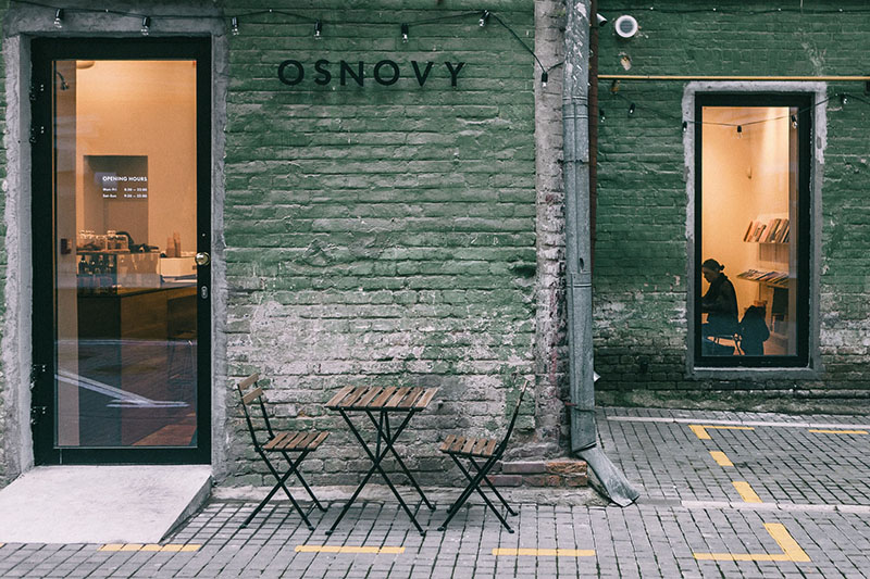 Книги, кава та вино. У Києві відкрився Osnovy Store